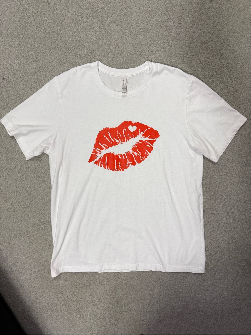 NWOT White Short Sleeve Tee with Red Kiss XL